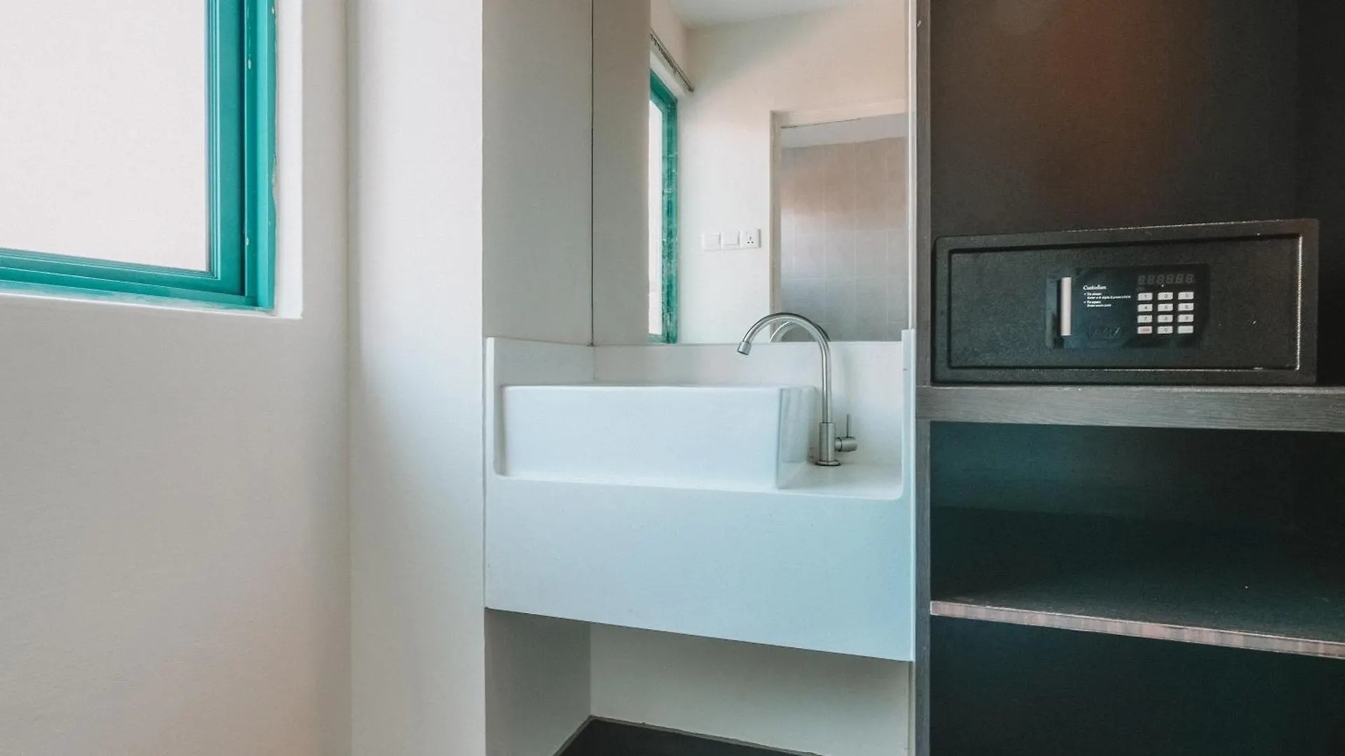 ***  A Hotel Desker シンガポール シンガポール