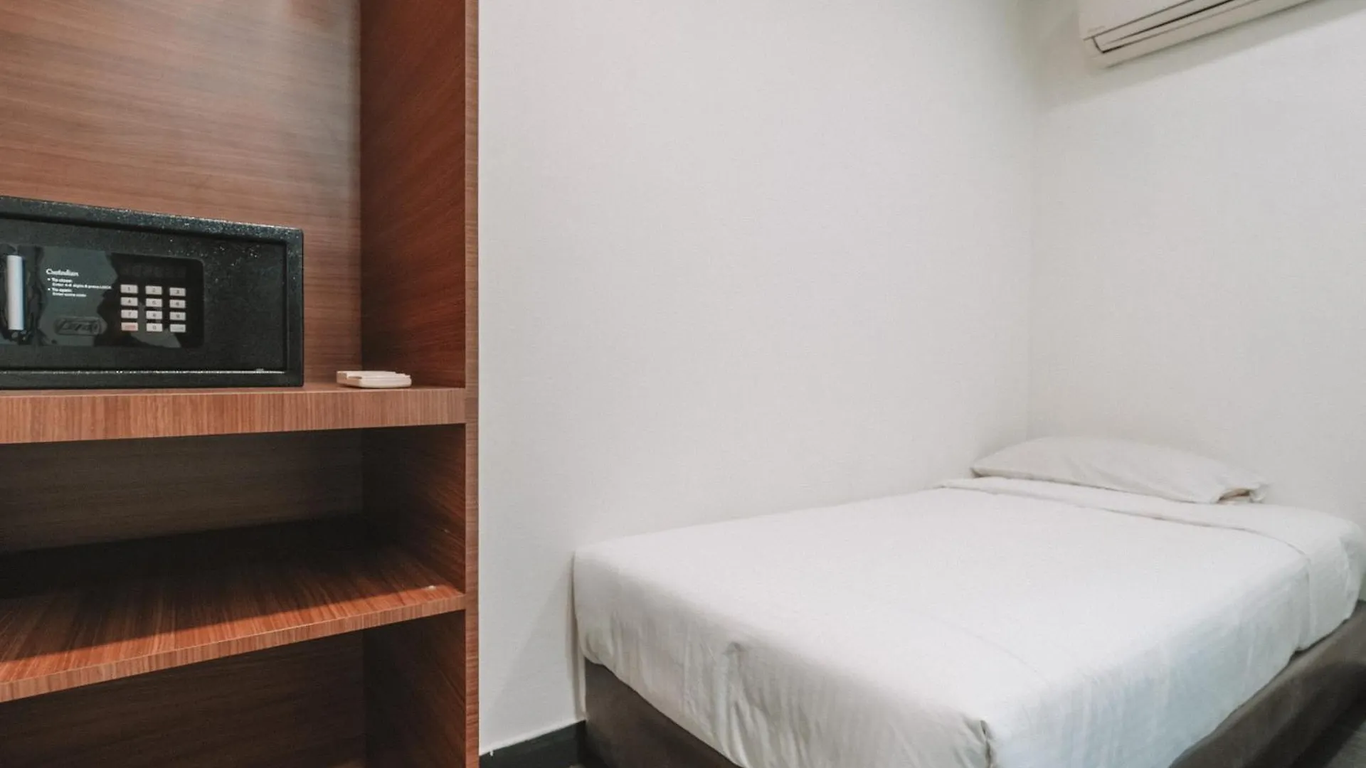 A Hotel Desker シンガポール