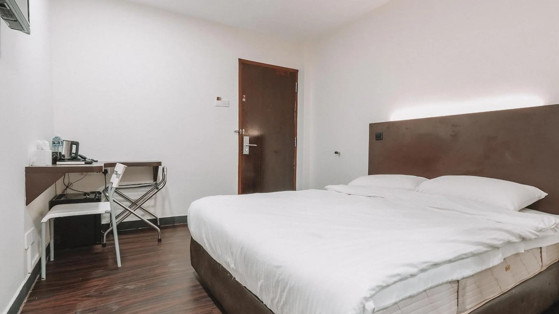 A Hotel Desker シンガポール