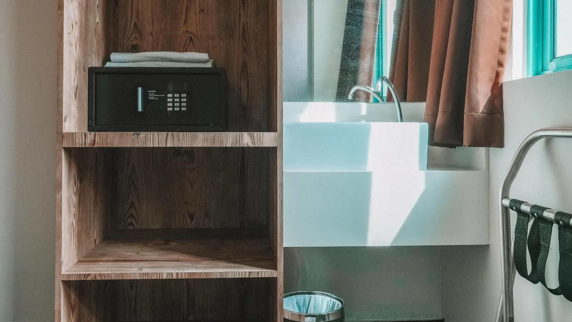 A Hotel Desker シンガポール