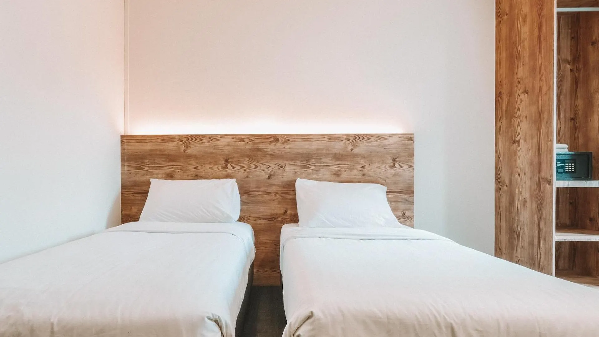 A Hotel Desker シンガポール